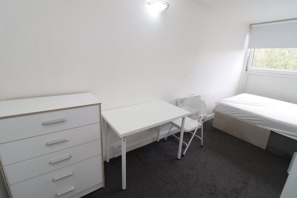 Room Globe Road in Greater London