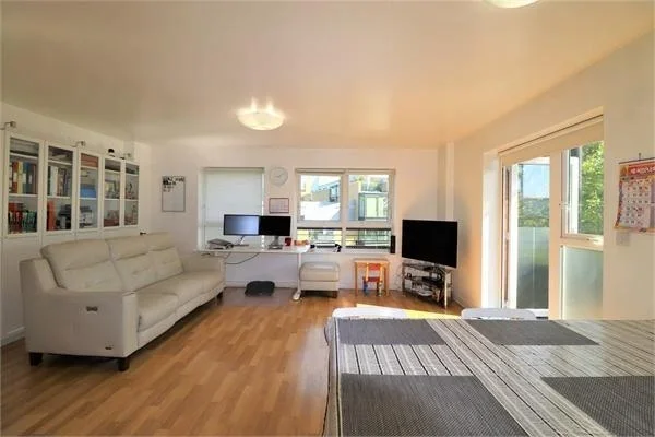 Flat Primrose Place in Greater London