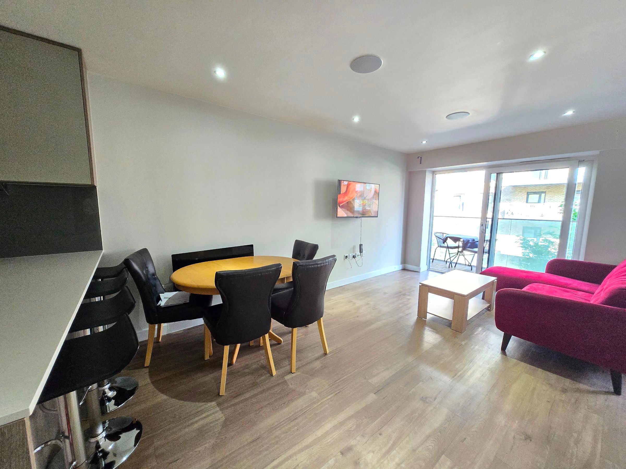 Flat Commander Avenue in Greater London