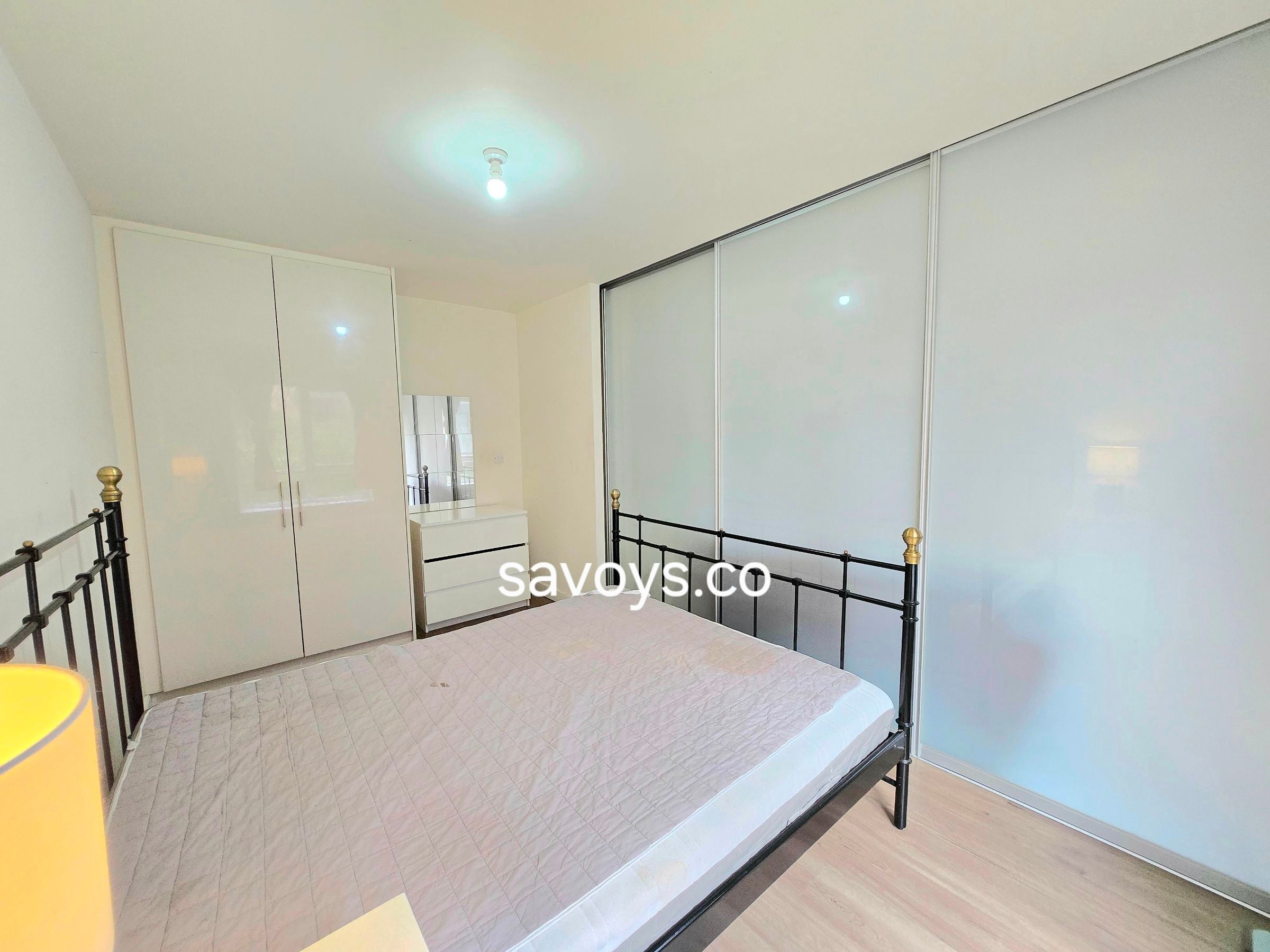 Flat Commander Avenue in Greater London