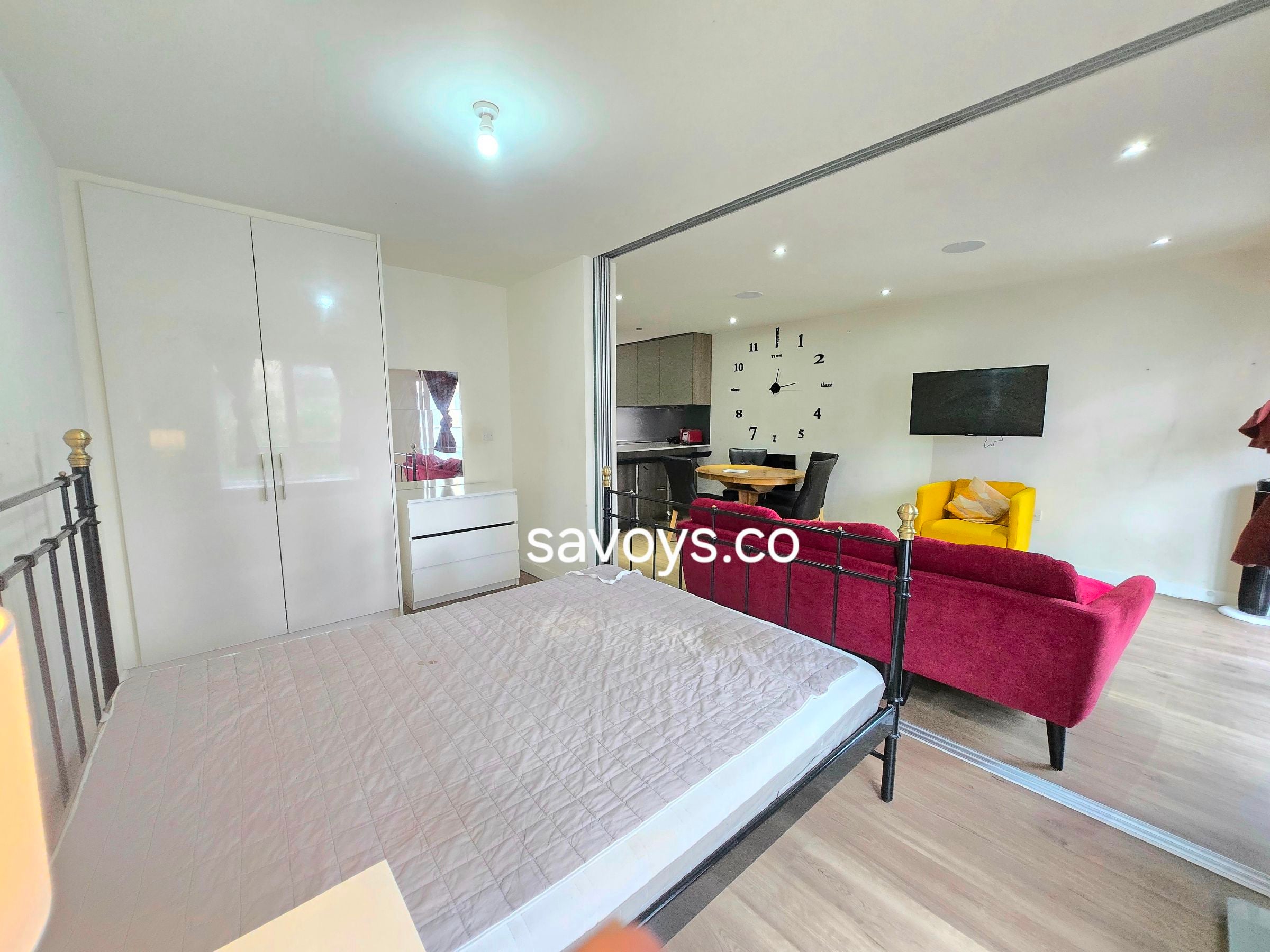 Flat Commander Avenue in Greater London