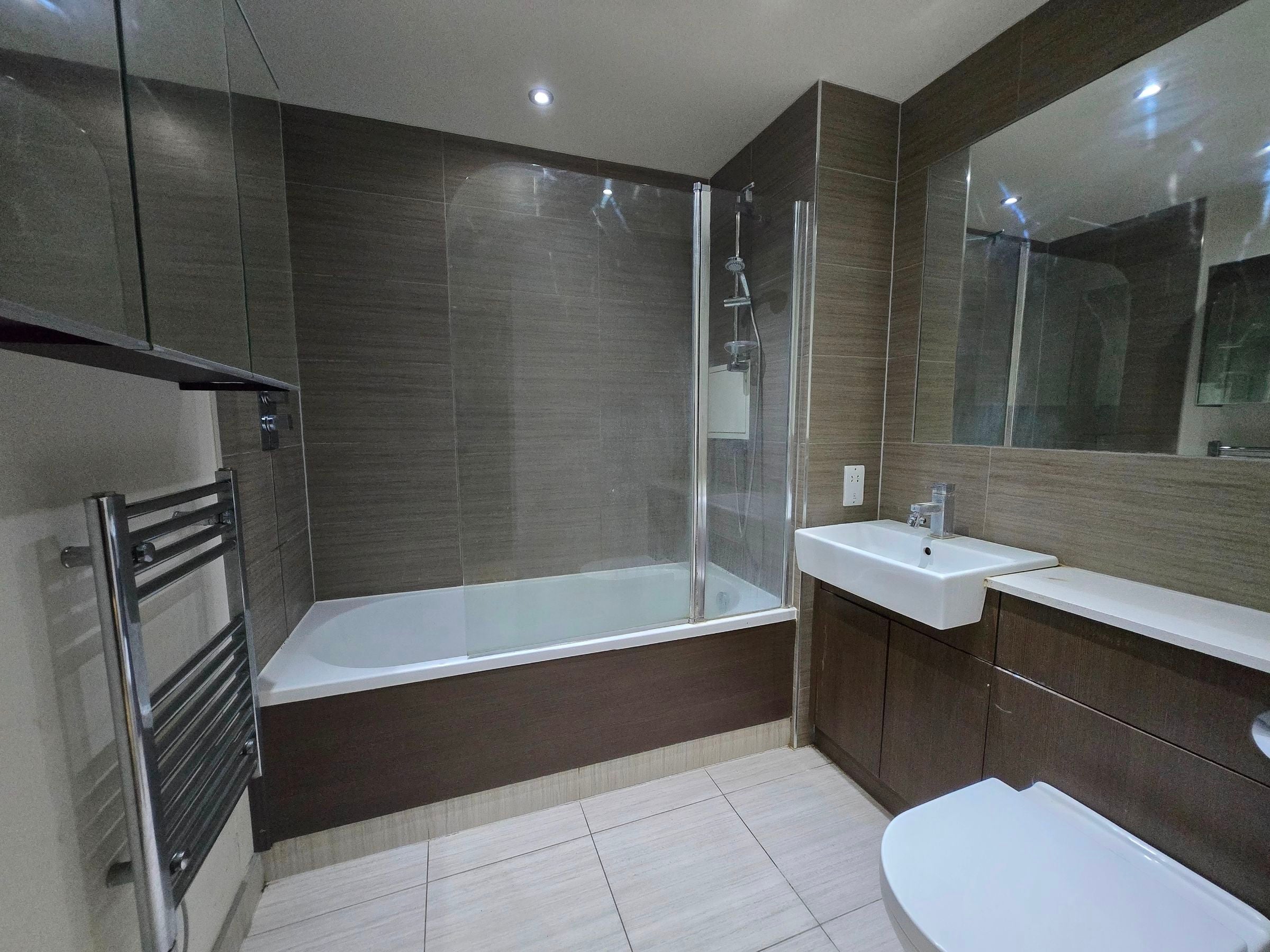 Flat Commander Avenue in Greater London