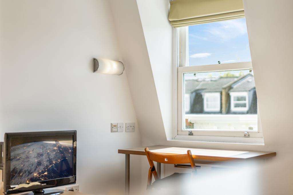 Flat Penywern Road in Greater London