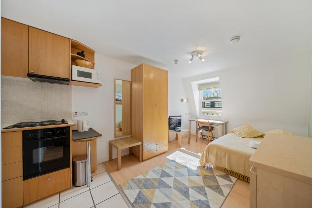 Flat Penywern Road in Greater London