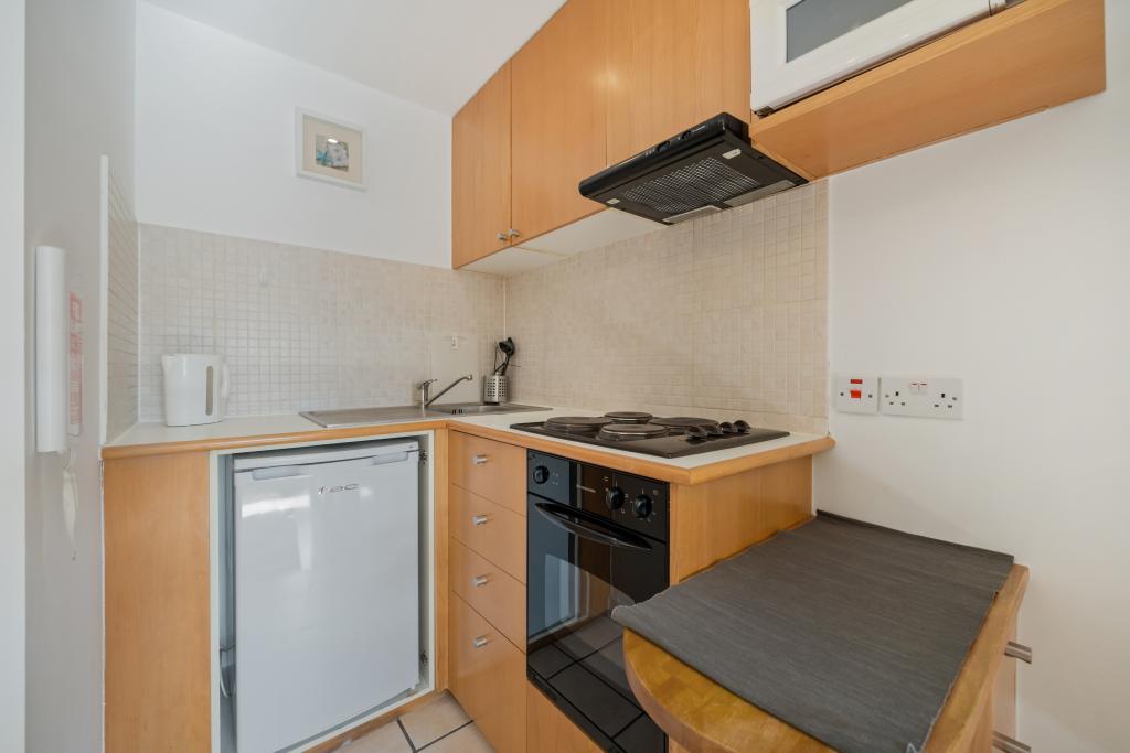 Flat Penywern Road in Greater London