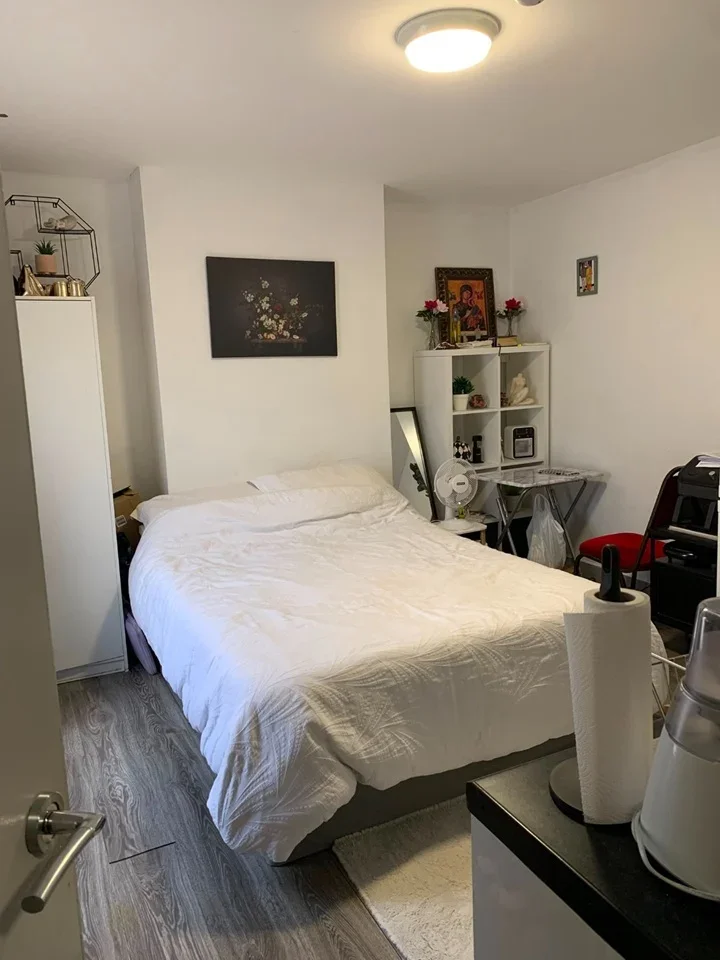 Flat Eastcote Lane in Greater London