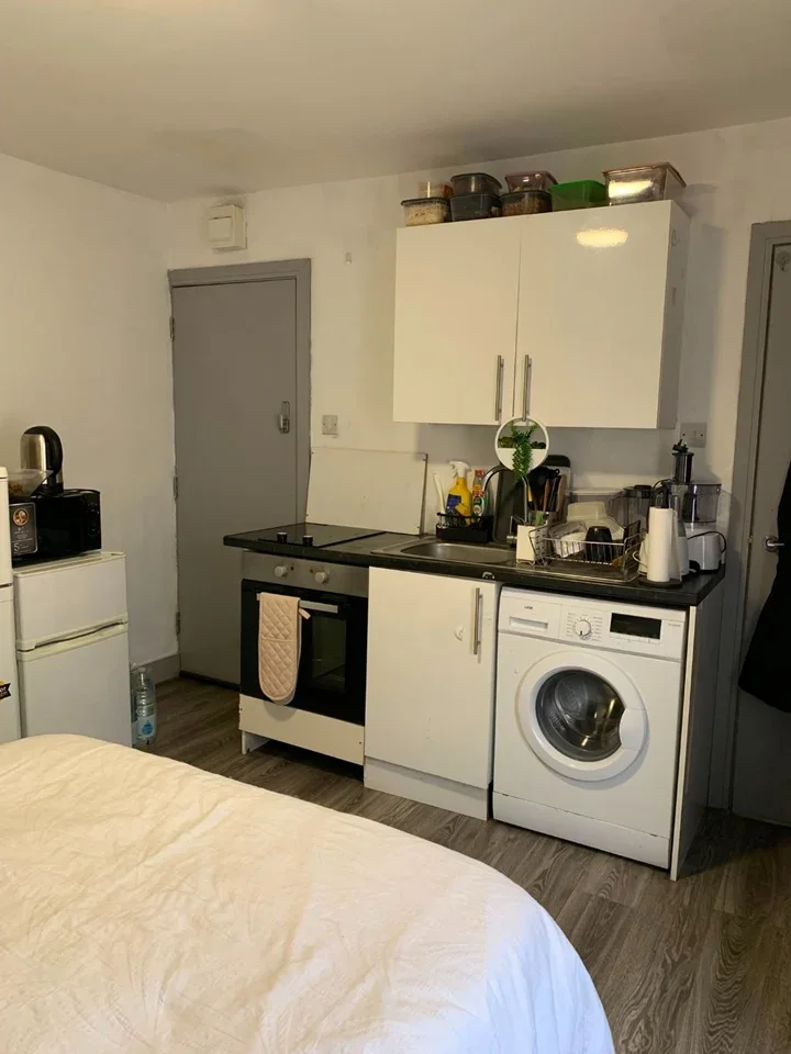 Flat Eastcote Lane in Greater London