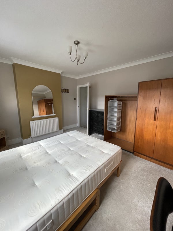 Room Essex Street in Greater London