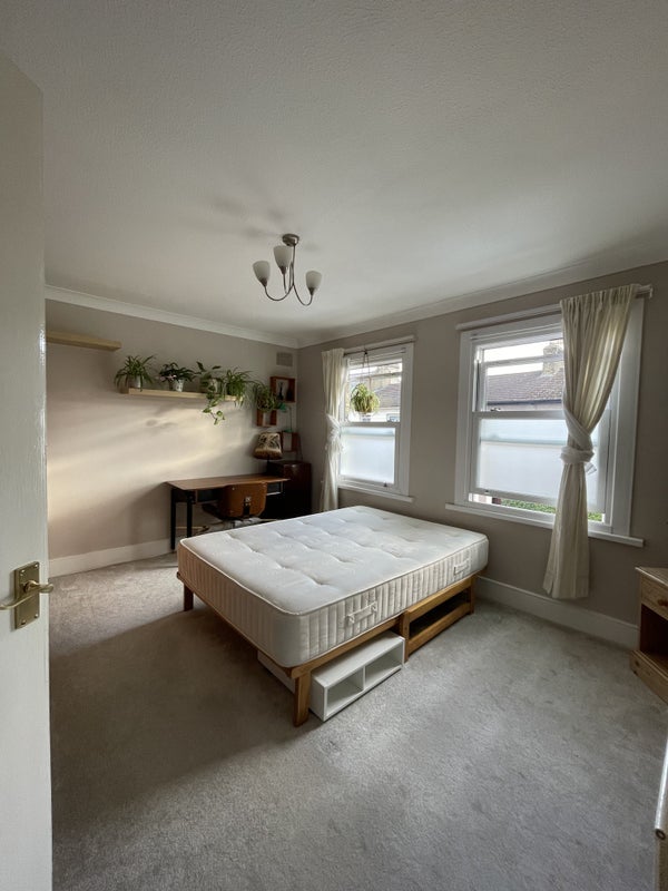 Room Essex Street in Greater London