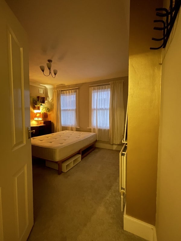 Room Essex Street in Greater London