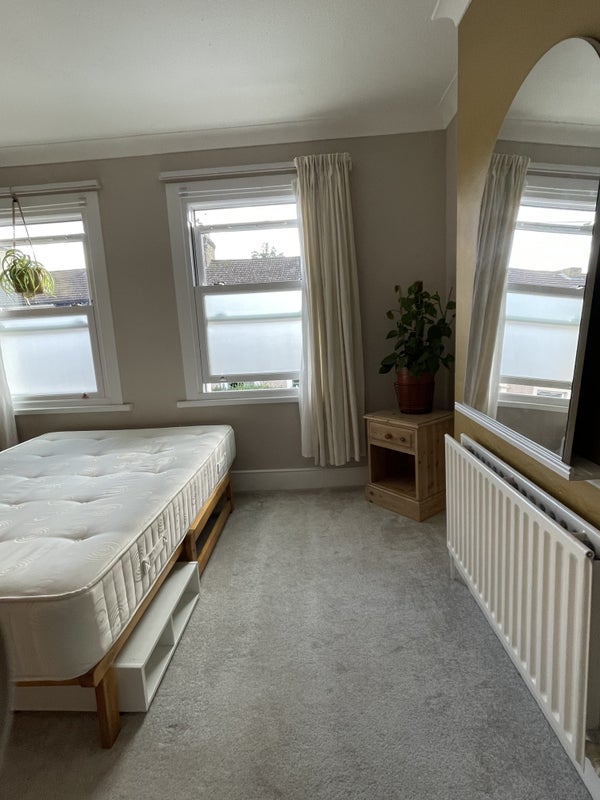 Room Essex Street in Greater London