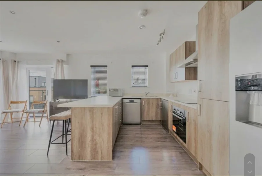 Flat Thornbury Way in Greater London