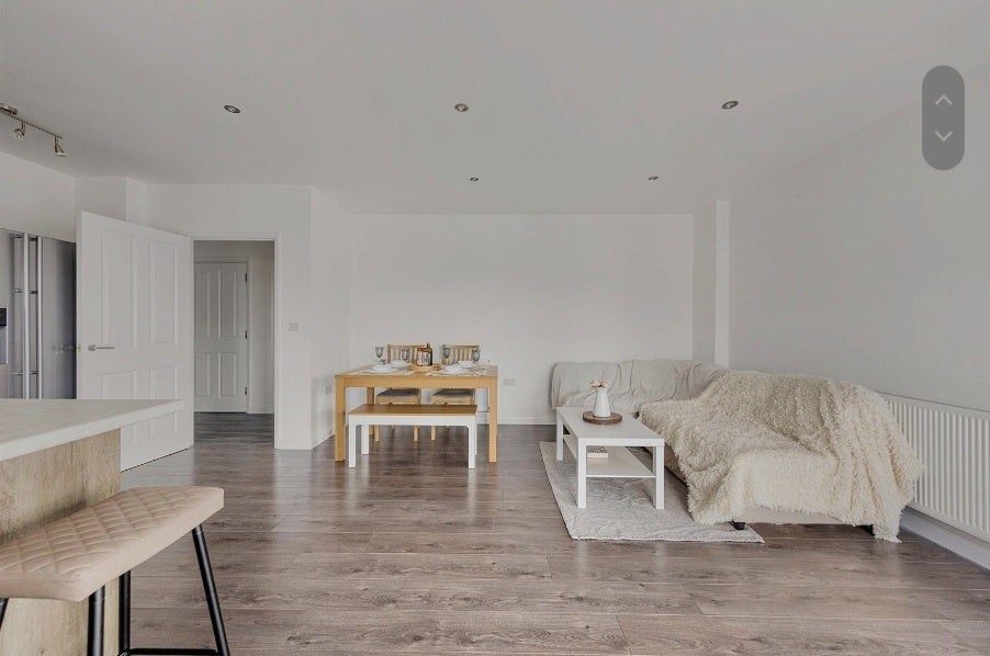 Flat Thornbury Way in Greater London