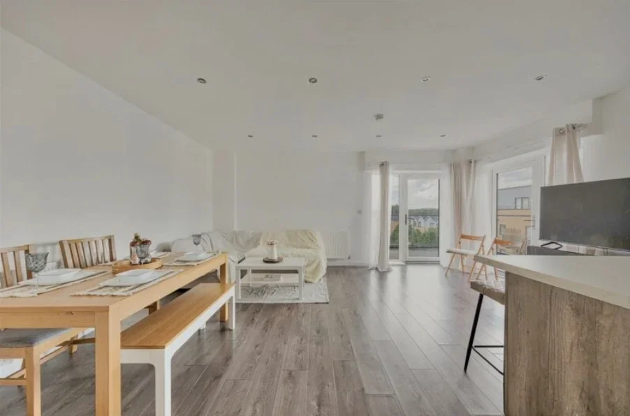 Flat Thornbury Way in Greater London