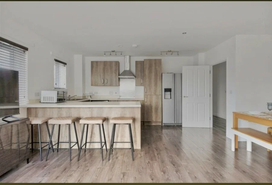 Flat Thornbury Way in Greater London