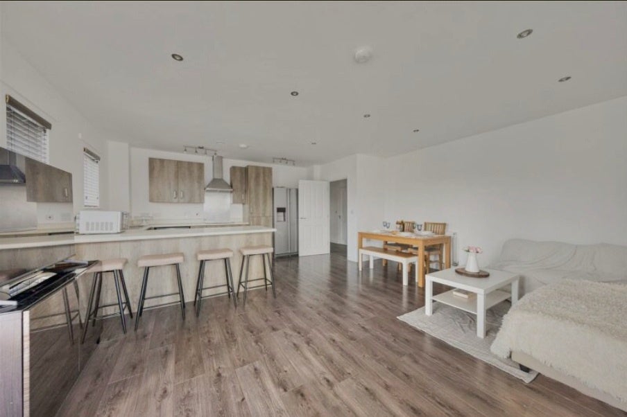 Flat Thornbury Way in Greater London