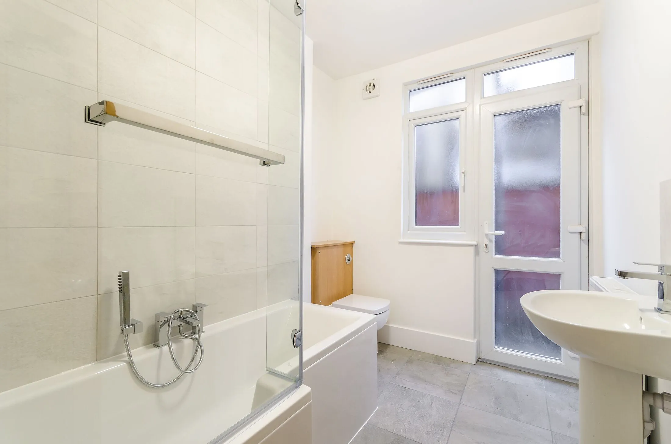 Flat Kinsale Road in Greater London