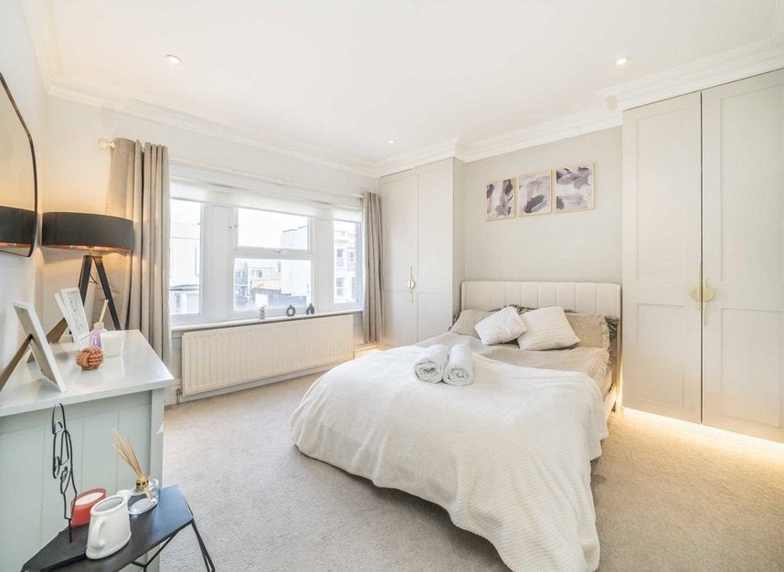 House Garratt Lane in Greater London