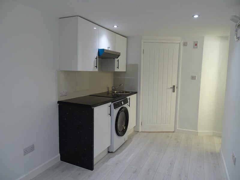 Room Glamorgan Close in Greater London