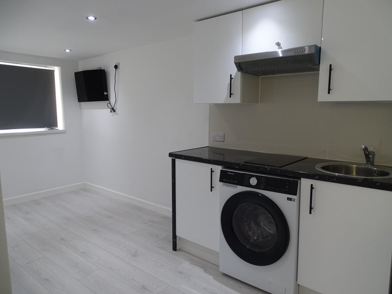 Room Glamorgan Close in Greater London