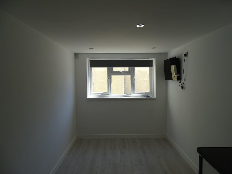 Room Glamorgan Close in Greater London