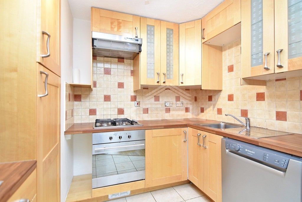 Flat Belsize Grove in Greater London