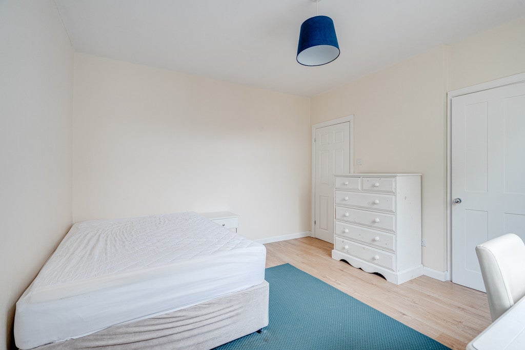 Flat Belsize Grove in Greater London