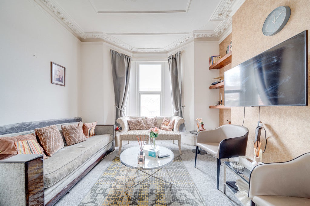 Flat Belsize Grove in Greater London