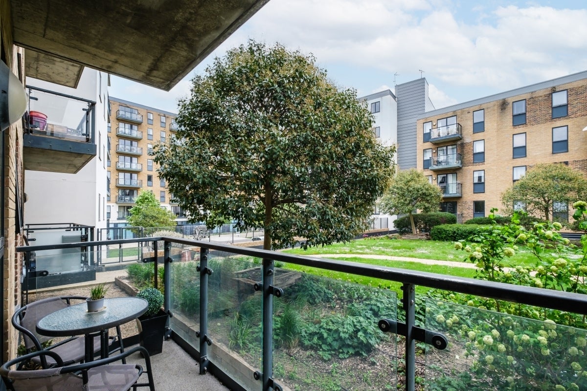 Flat Durnsford Road in Greater London