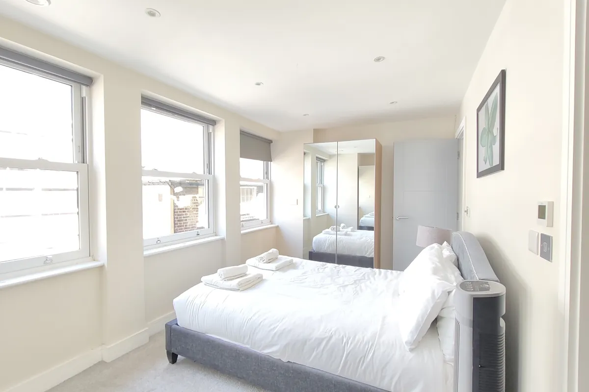 Flat Disraeli Road in Greater London