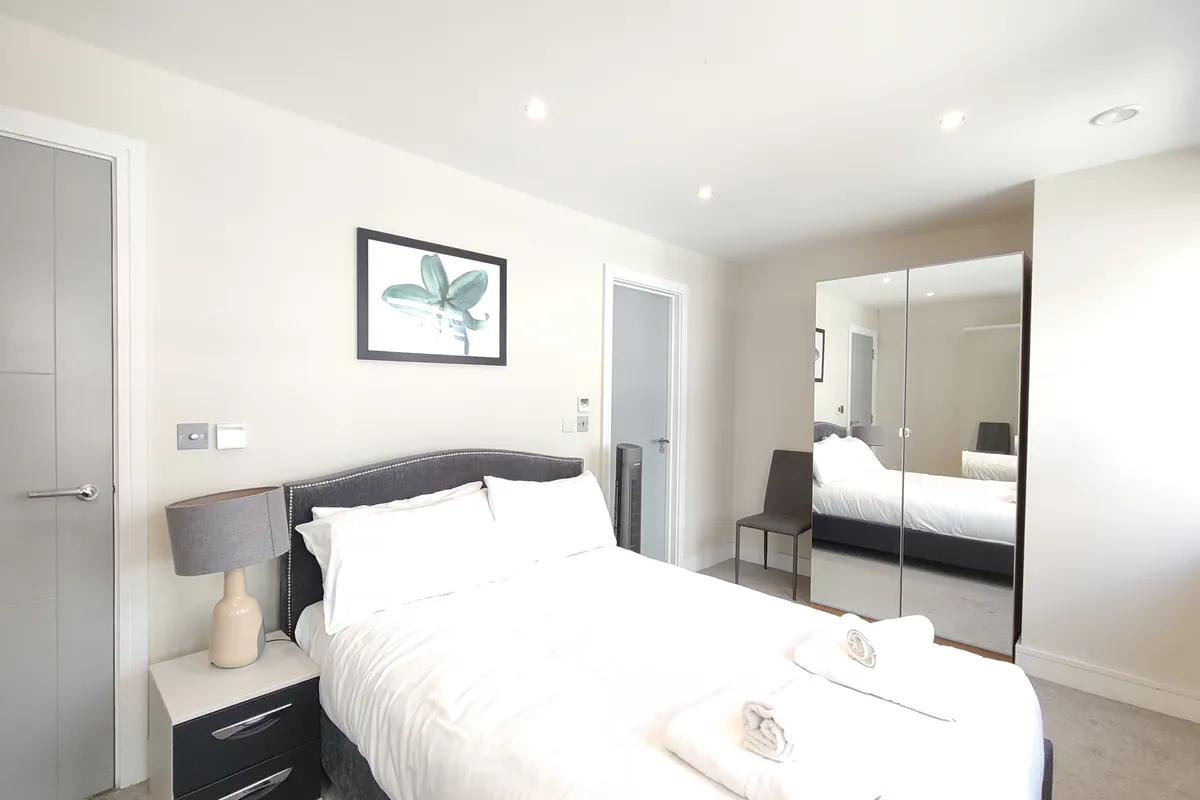 Flat Disraeli Road in Greater London