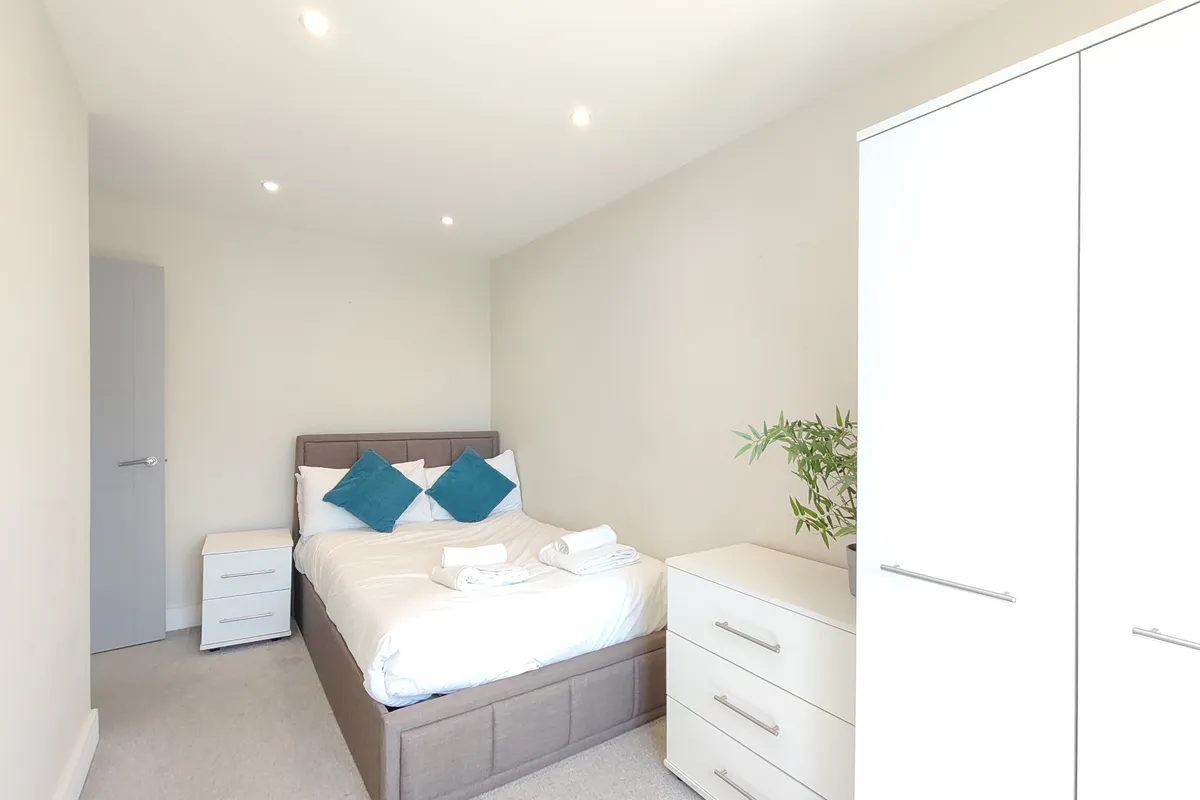 Flat Disraeli Road in Greater London