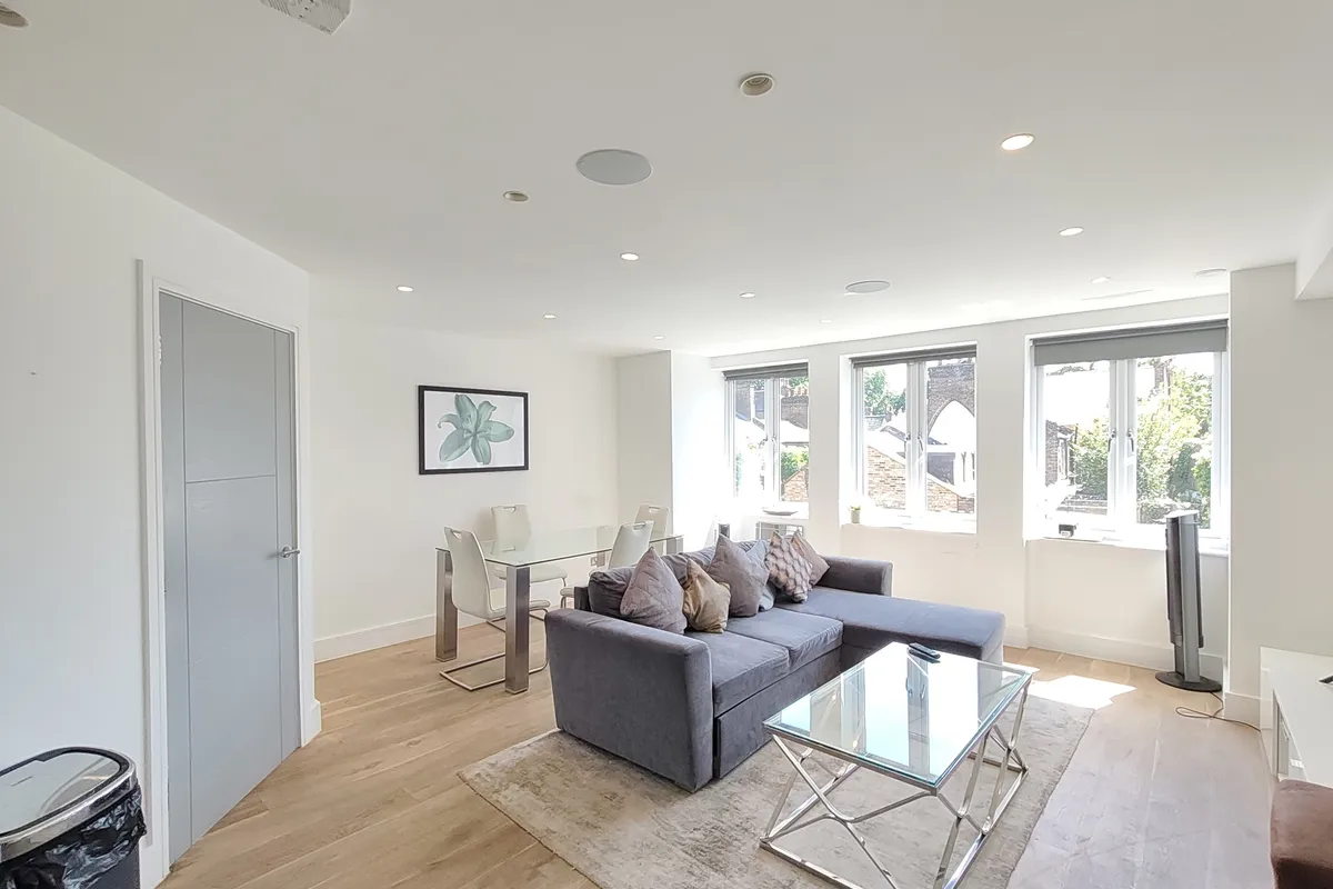 Flat Disraeli Road in Greater London