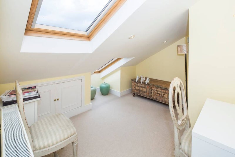 Room Strathville Road in Greater London
