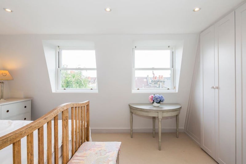 Room Strathville Road in Greater London