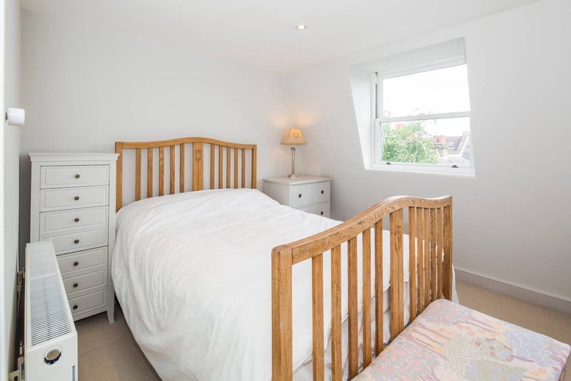 Room Strathville Road in Greater London