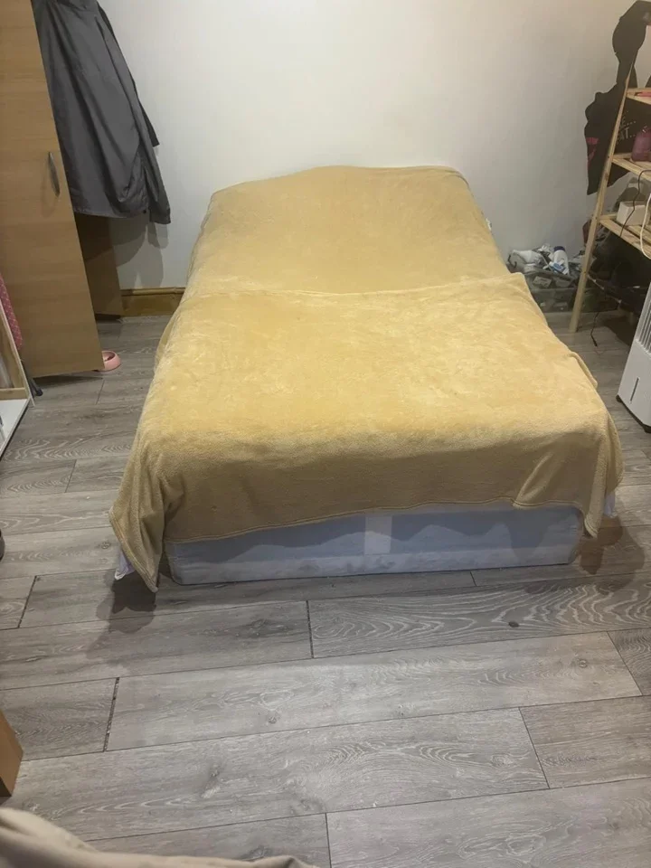 Room Wyvenhoe Road in Greater London