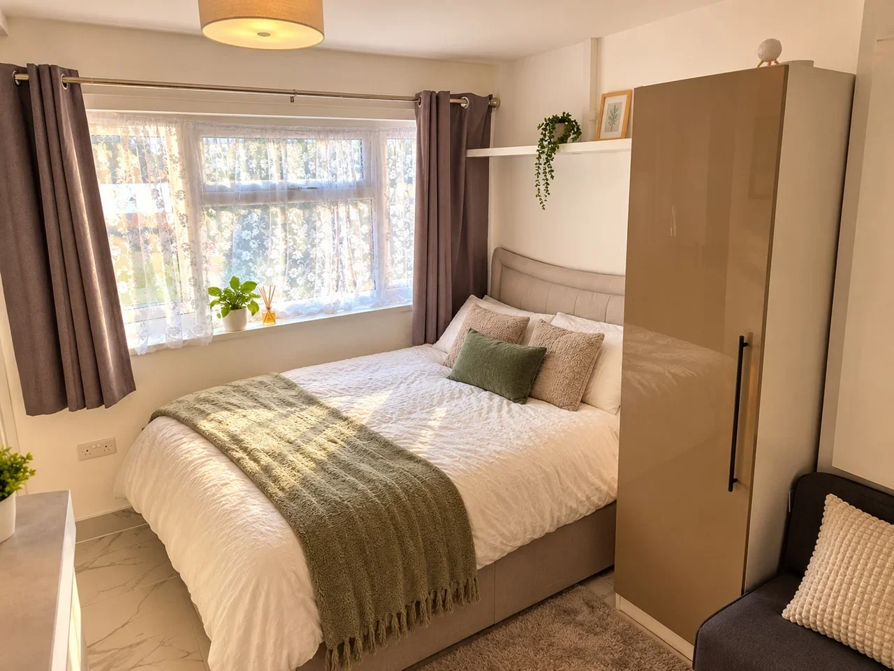 Flat Petworth Way in Greater London