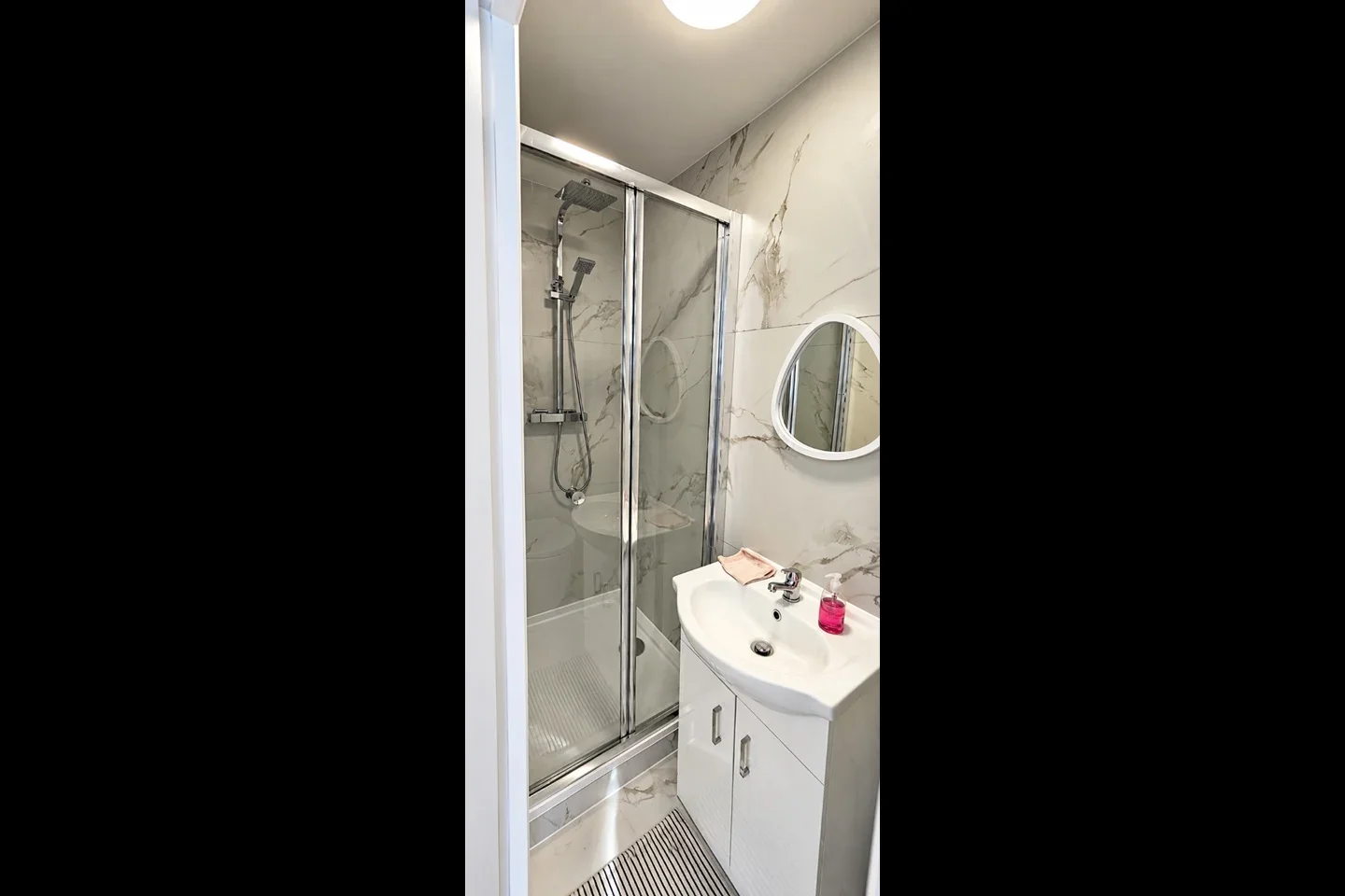 Flat Petworth Way in Greater London