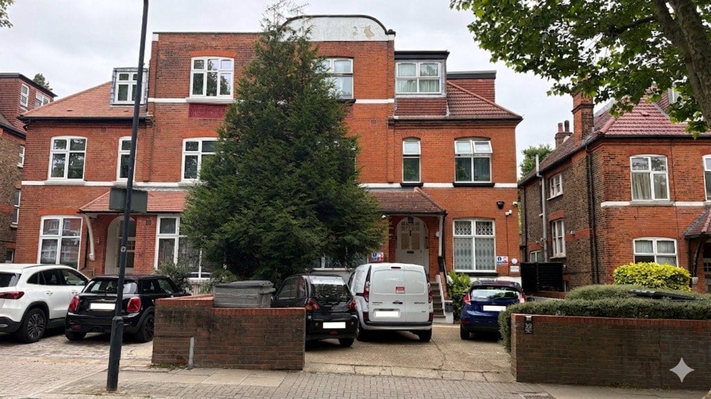 Room St. Pauls Avenue in Greater London