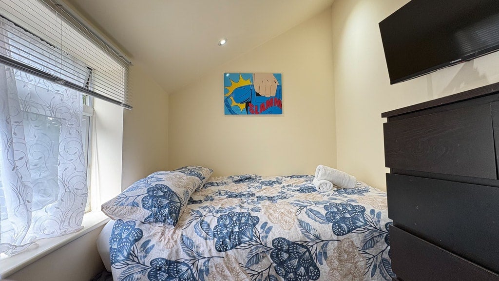 Room St. Pauls Avenue in Greater London