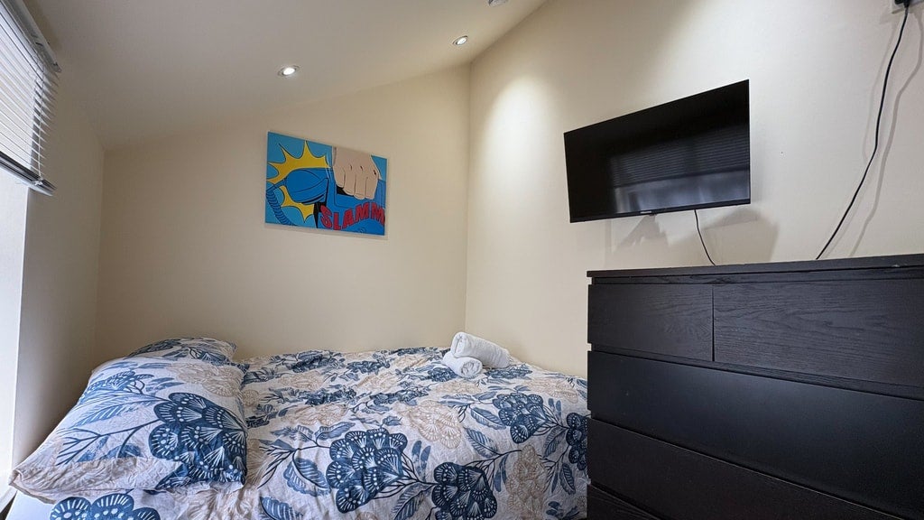 Room St. Pauls Avenue in Greater London