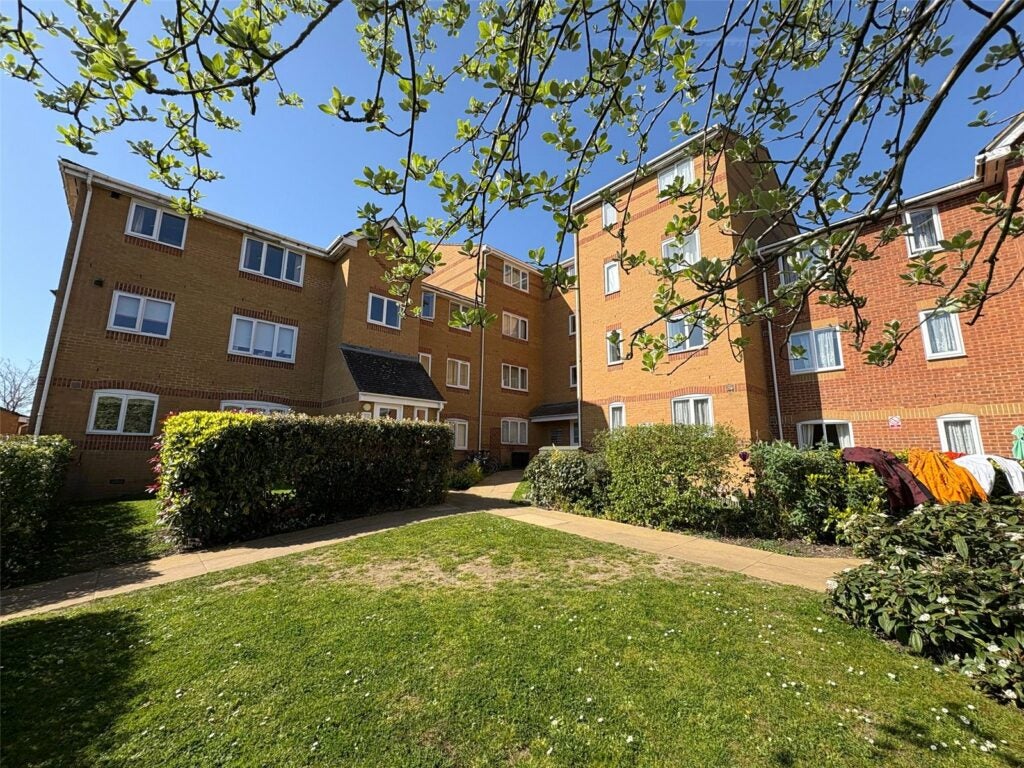 Flat Ascot Court in Rushmoor