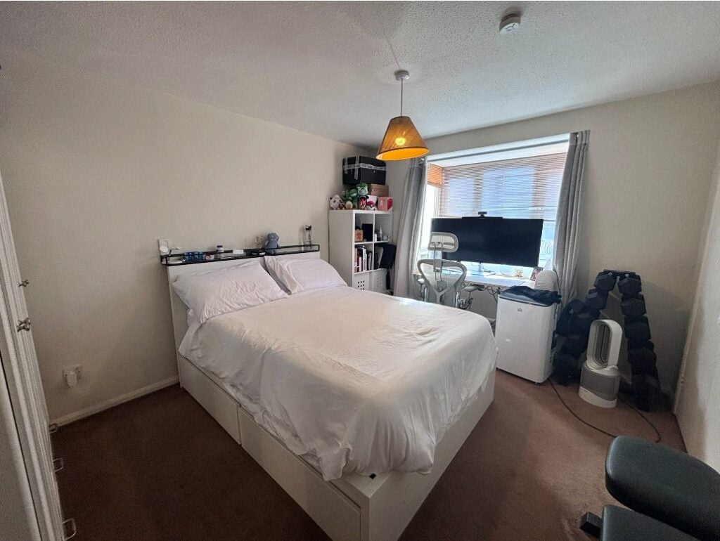 Flat Redan Gardens in Rushmoor