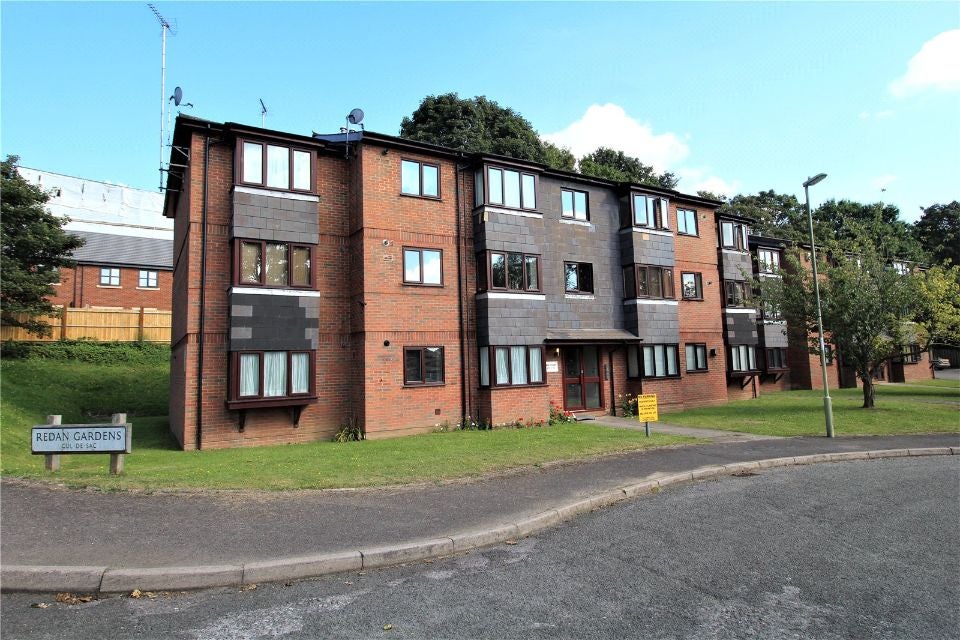 Flat Redan Gardens in Rushmoor