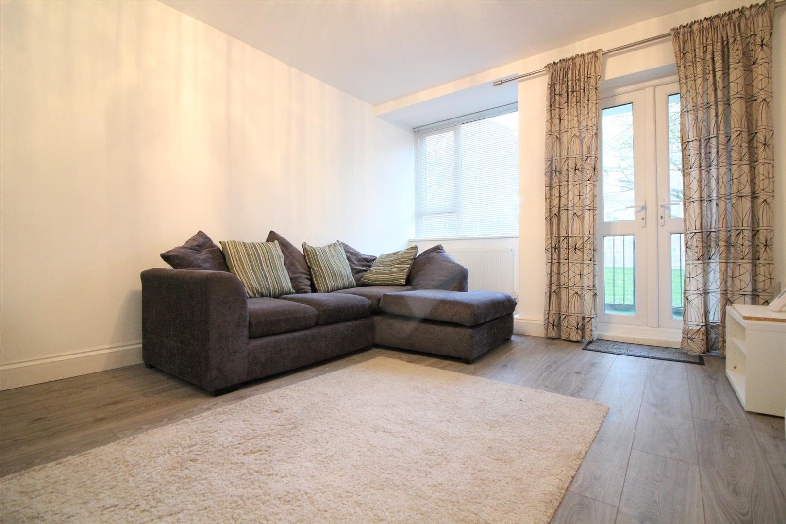 Flat Innes Gardens in Greater London