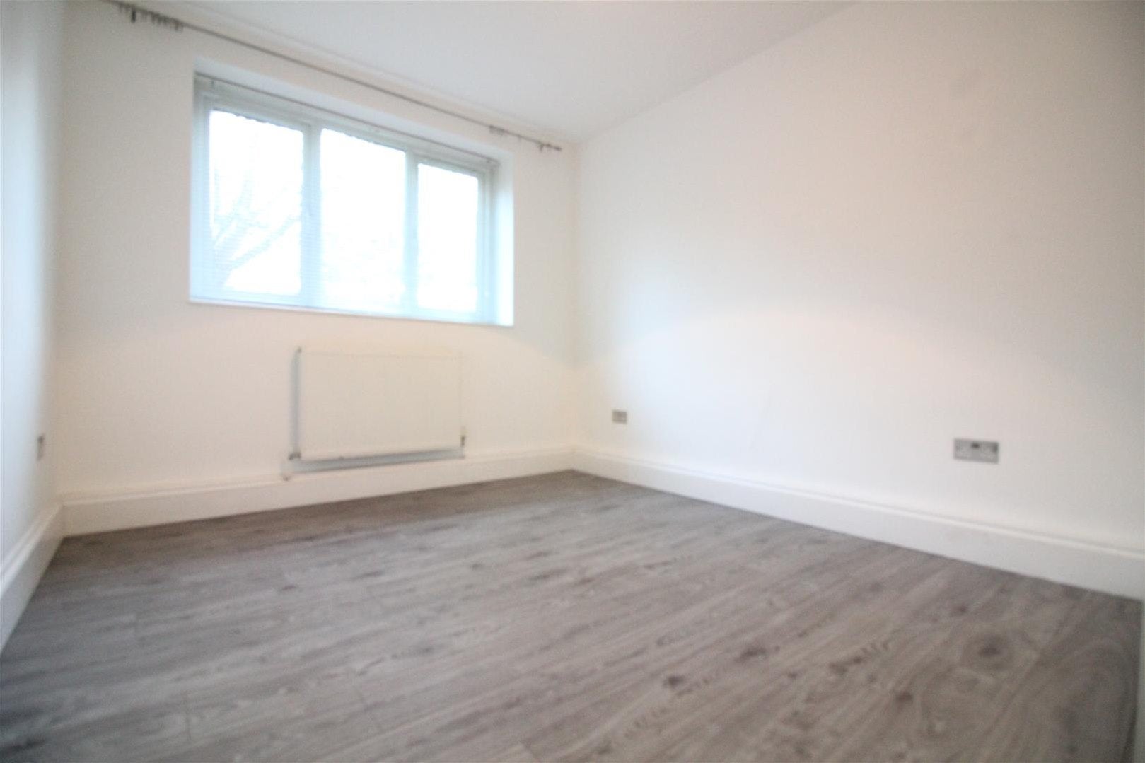Flat Innes Gardens in Greater London