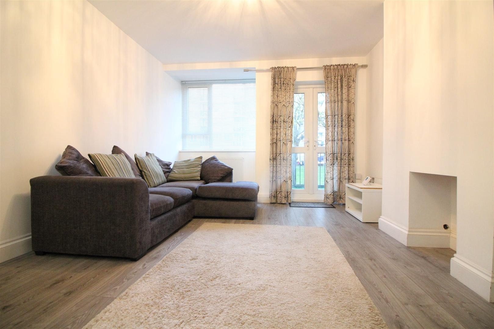 Flat Innes Gardens in Greater London