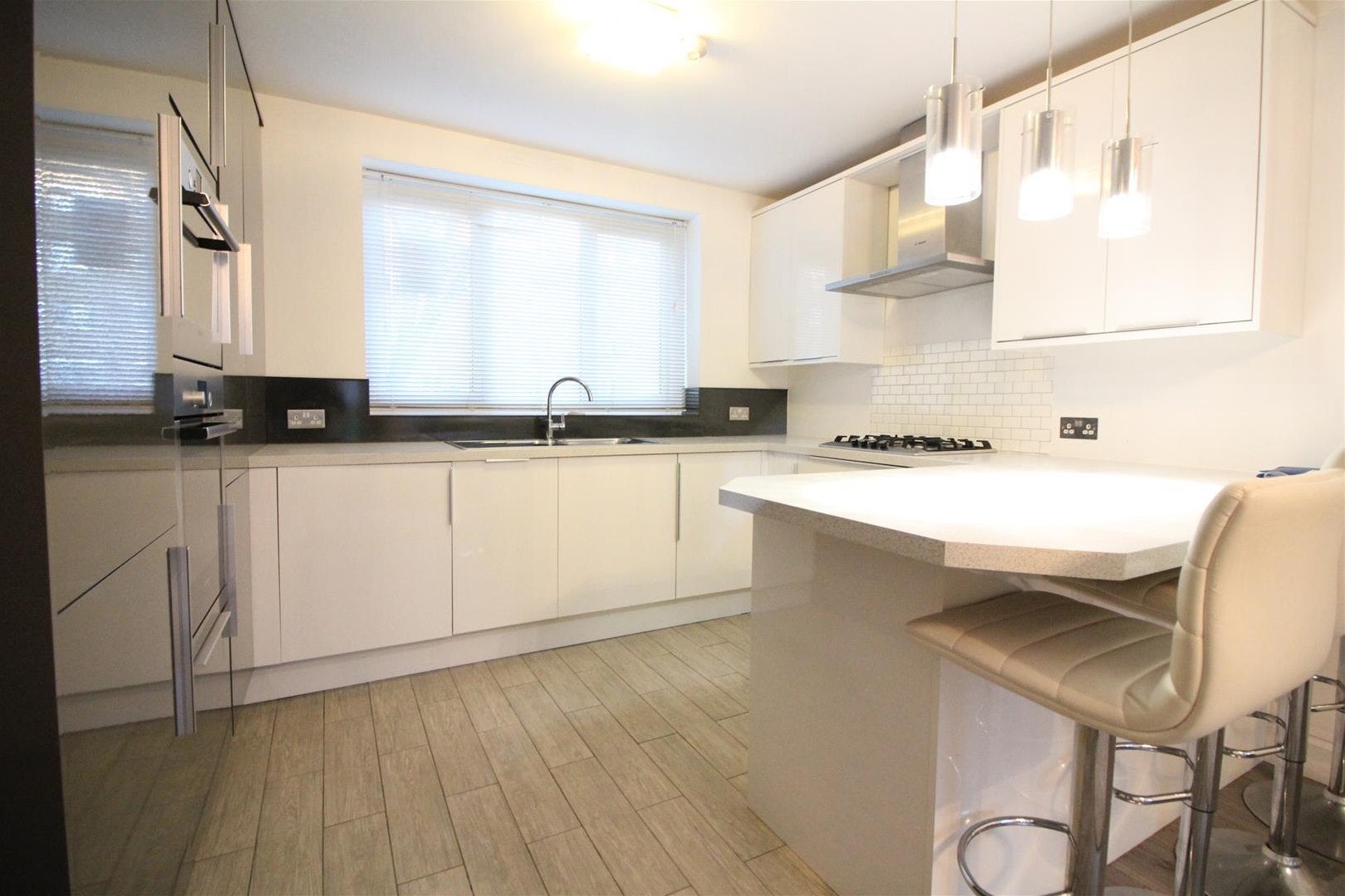 Flat Innes Gardens in Greater London