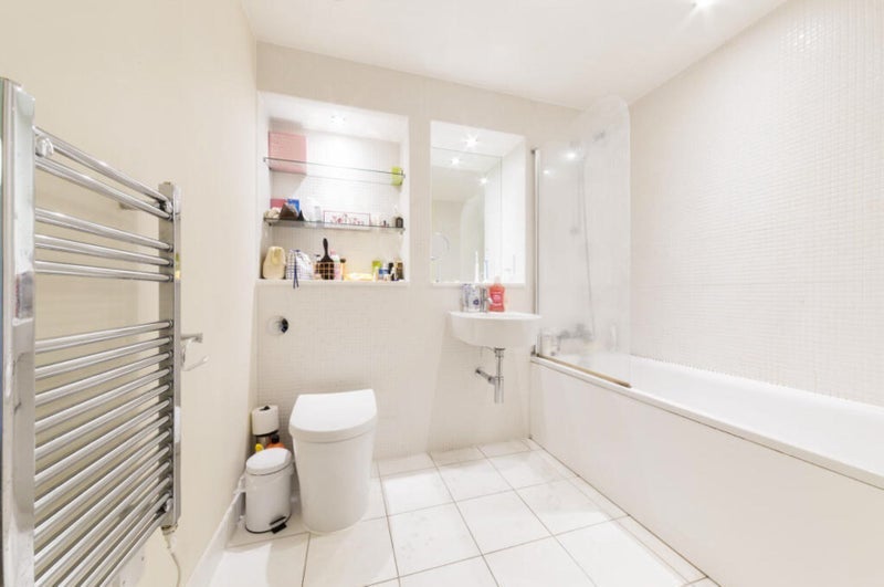 Flat Prestons Road in Greater London